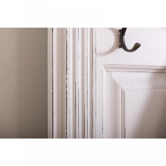 vesiaky opotrebovana biela predsienova stena country antikovany nabytok.jpg